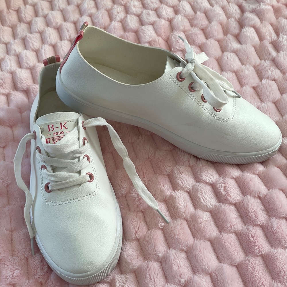 White Sneakers with pink details B-K 2030 Amazon synthetic faux leather, 9.5